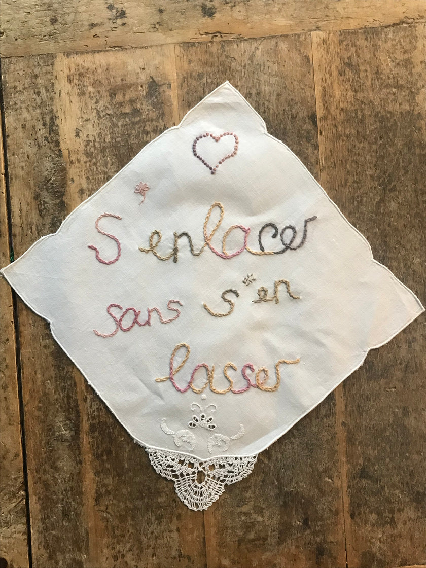 Petite serviette ancienne blanche, avec dentelle brodée au coton