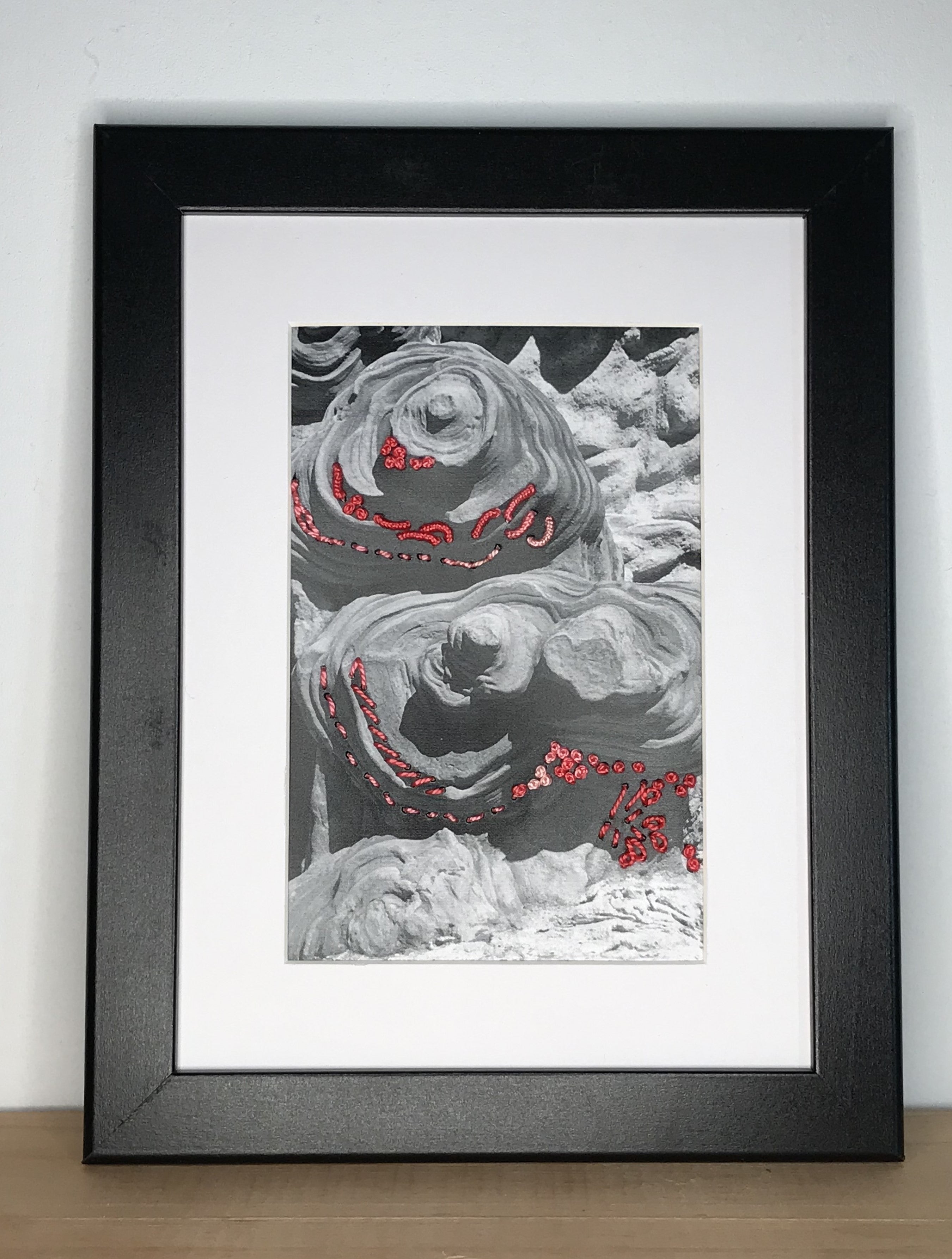 Le Palais Idéal du Facteur Chevel, La Pierre d'achoppement, brodé au fil de coton