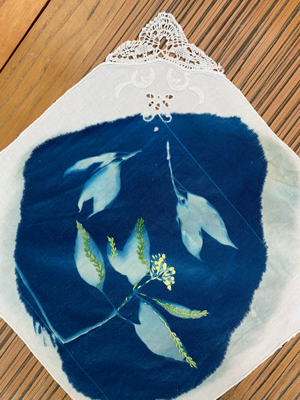 Cyanotype sur petite serviette ancienne blanche avec dentelle