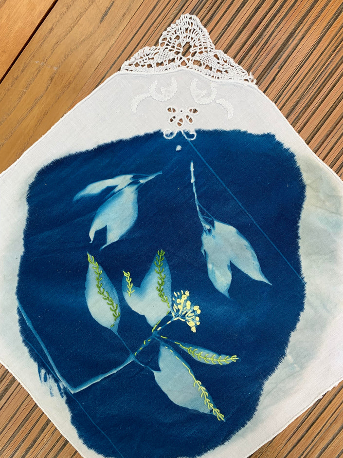 Cyanotype sur petite serviette ancienne blanche avec dentelle
