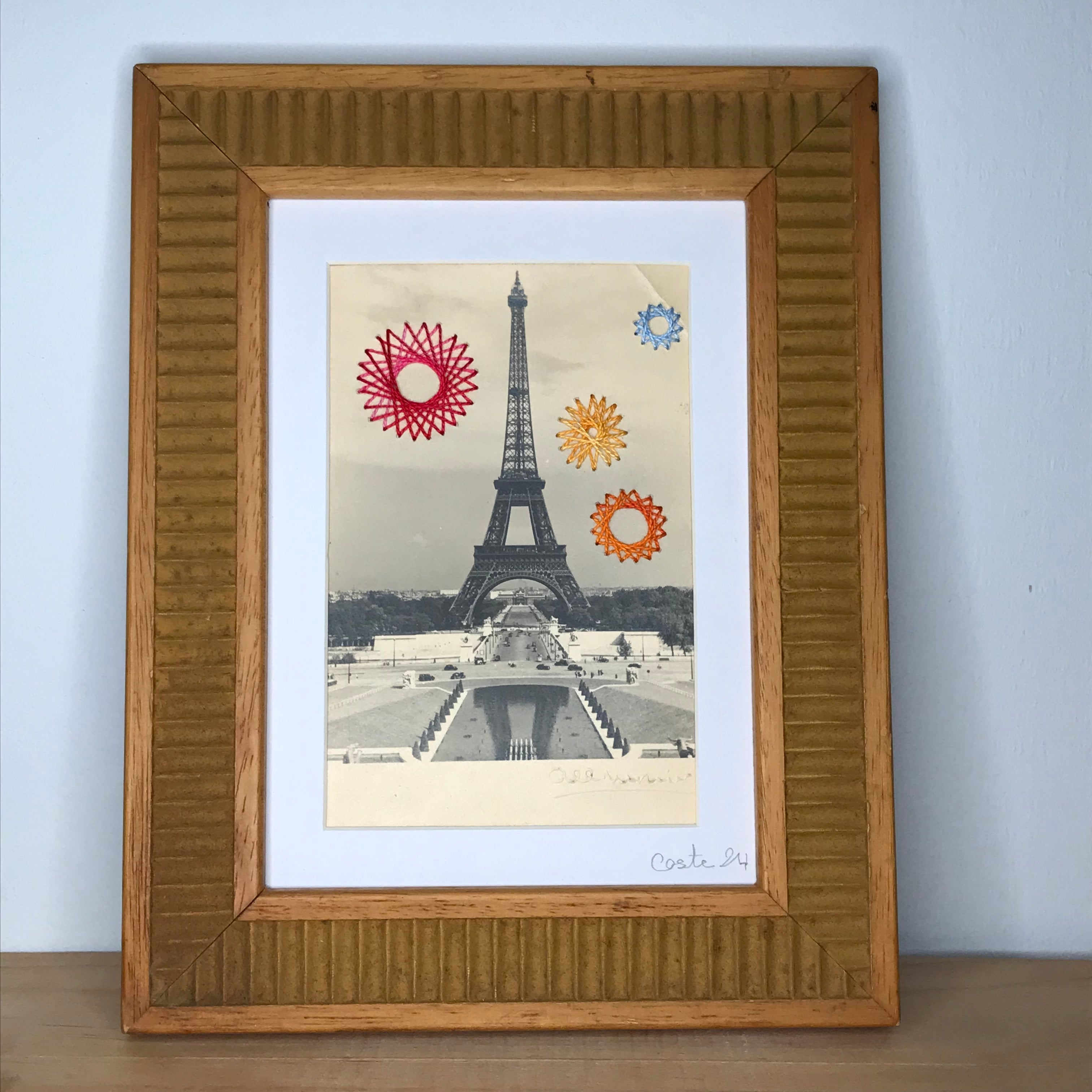 Paris Tour Eiffel - Feu d'artifice - carte ancienne brodée au fil de coton