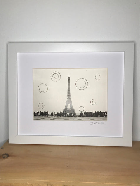 Paris Tour Eiffel - Bulles de savon - carte noir et blanc rebrodée au fil lurex mulitcolore fin (VENDU)