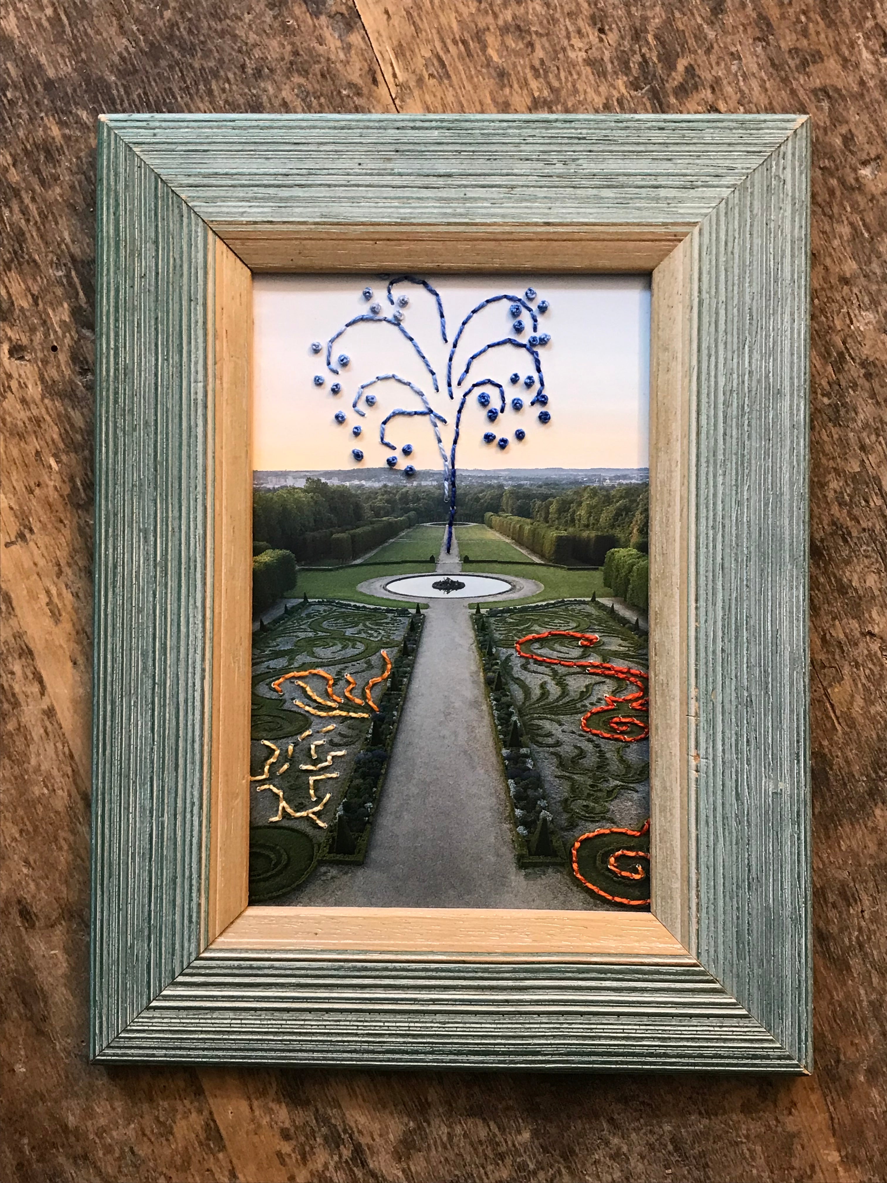 Champs sur Marne - Jardins à la française - carte postale brodée au fil de coton