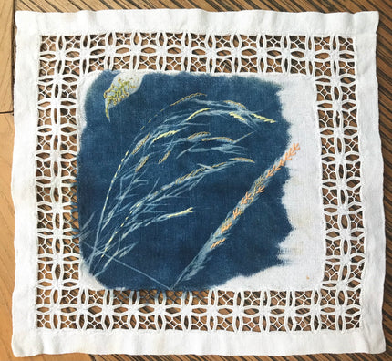 Cyanotype sur carré de linge ancien avec jours brodés