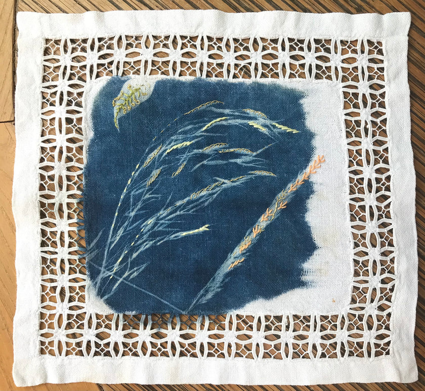 Cyanotype sur carré de linge ancien avec jours brodés
